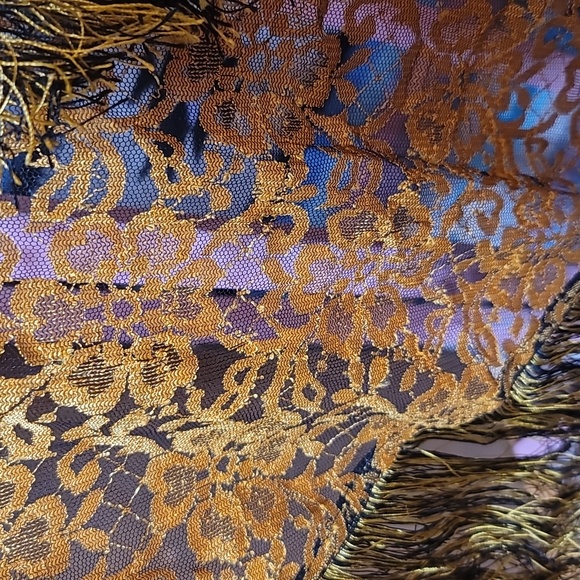 Triangular gold lace triangular shawl - Picture 4 of 4